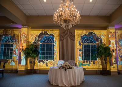 Mapping 3D sur un opéra soulignant les corniches et les statues avec des filets de lumière blanche.