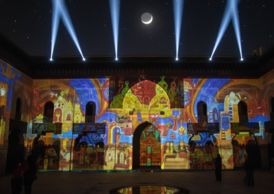 Projection de grilles cinétiques épousant parfaitement les courbes d'une structure contemporaine.