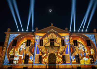 Projection vidéo transformant la façade d'un monument en une structure de verre transparente et lumineuse.
