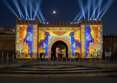 Vue de nuit dun monument historique dont les fenetres semblent souvrir sur des mondes fantastiques grace a la projection