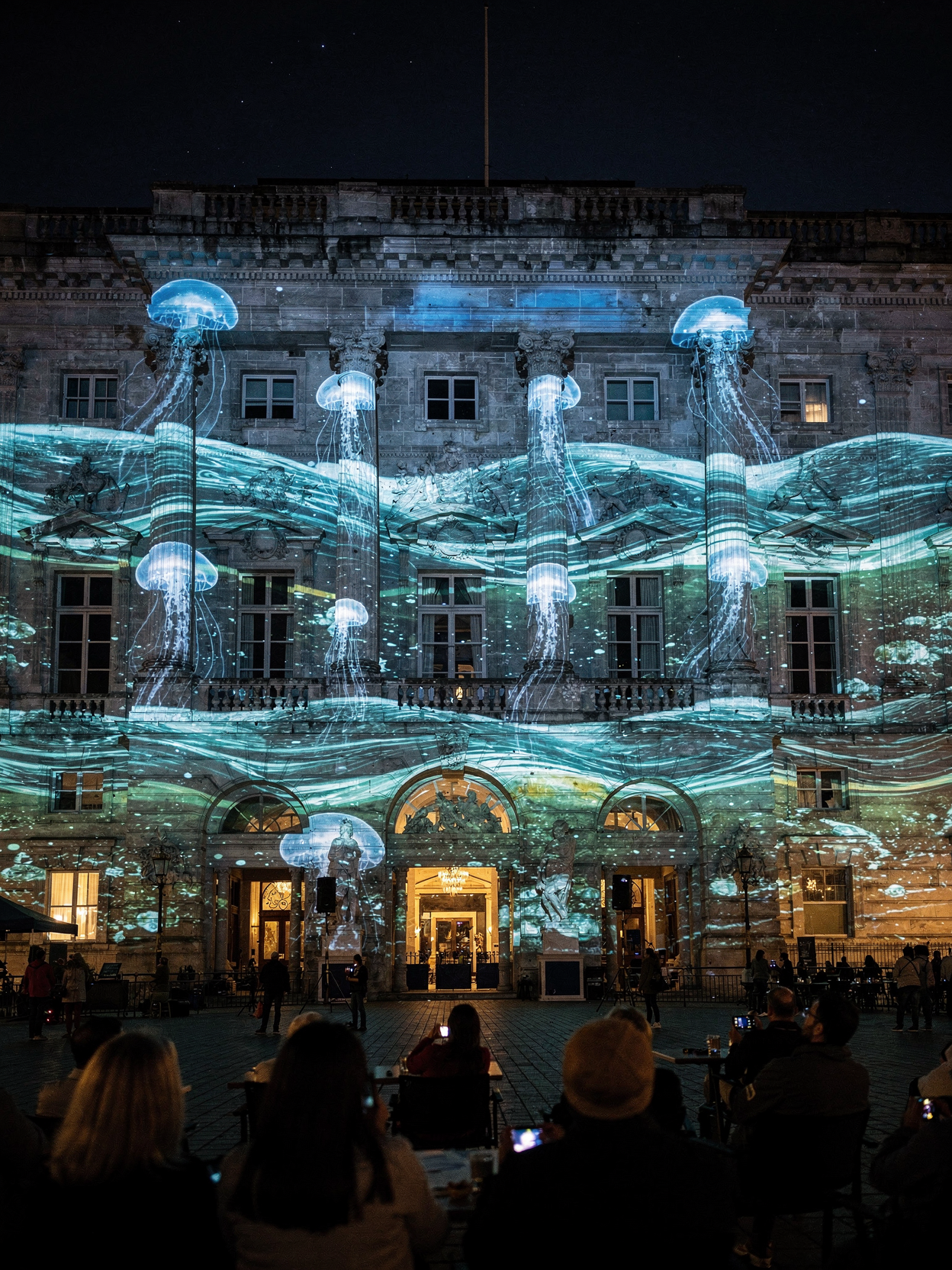 Convention annuelle avec décor digital dynamique évoluant selon les prises de parole