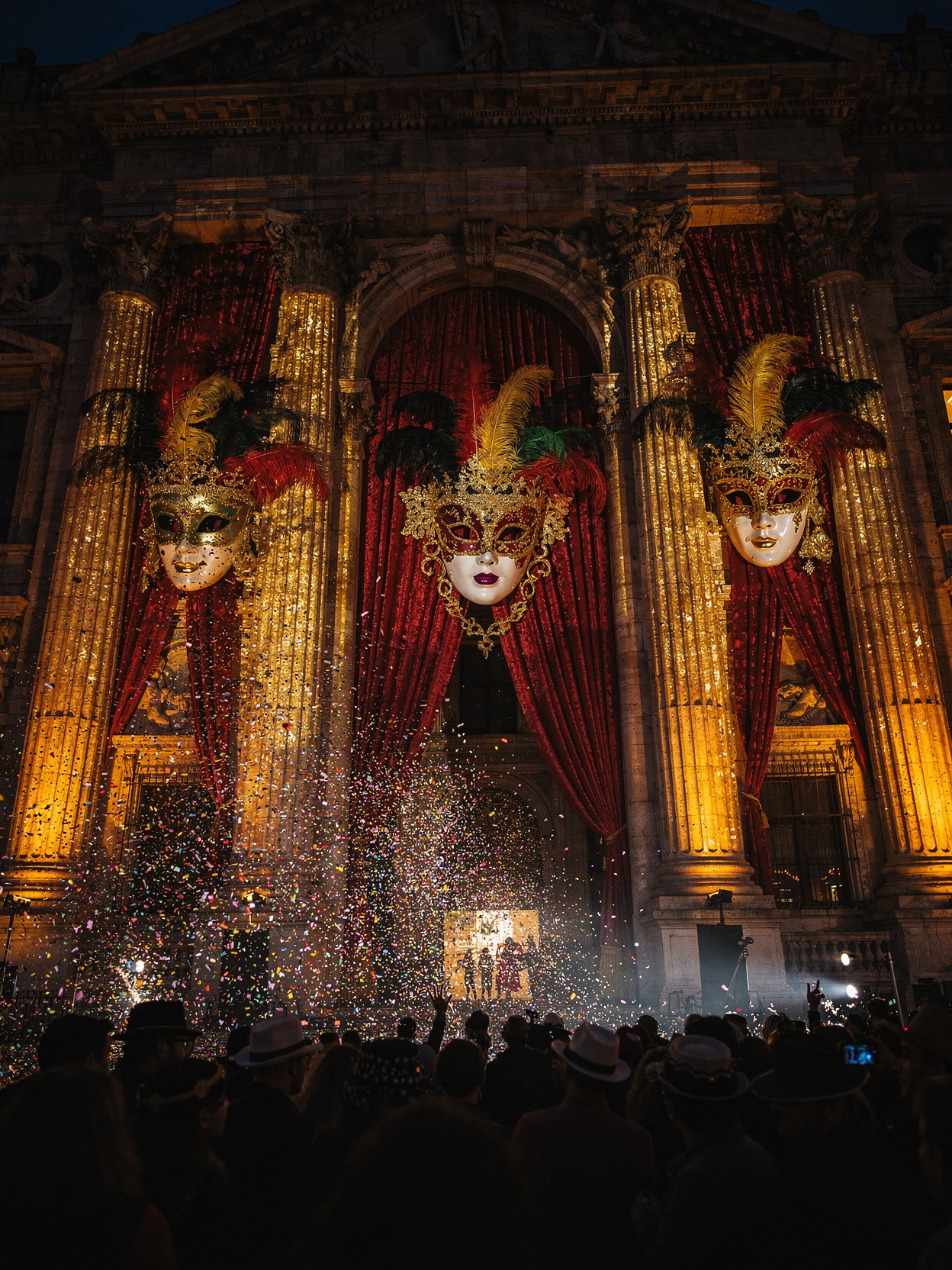Espace de networking immersif habillé de projections élégantes aux couleurs de l'entreprise