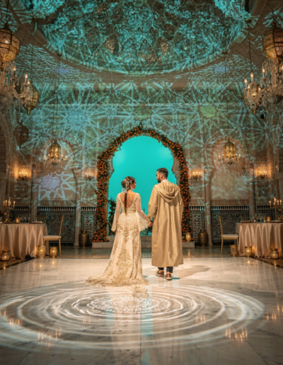 Installation immersive créant un tourbillon de lumière romantique autour du couple