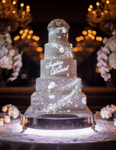 Mapping vidéo 3D sur un gâteau de mariage blanc avec cascade de fleurs lumineuses animées