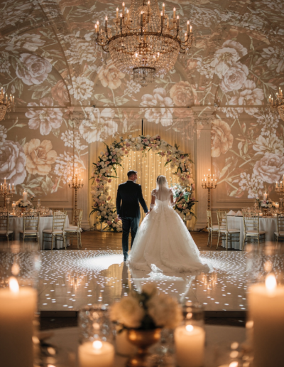 Ouverture de bal sublimée par un mapping au sol projetant des pétales de roses interactifs