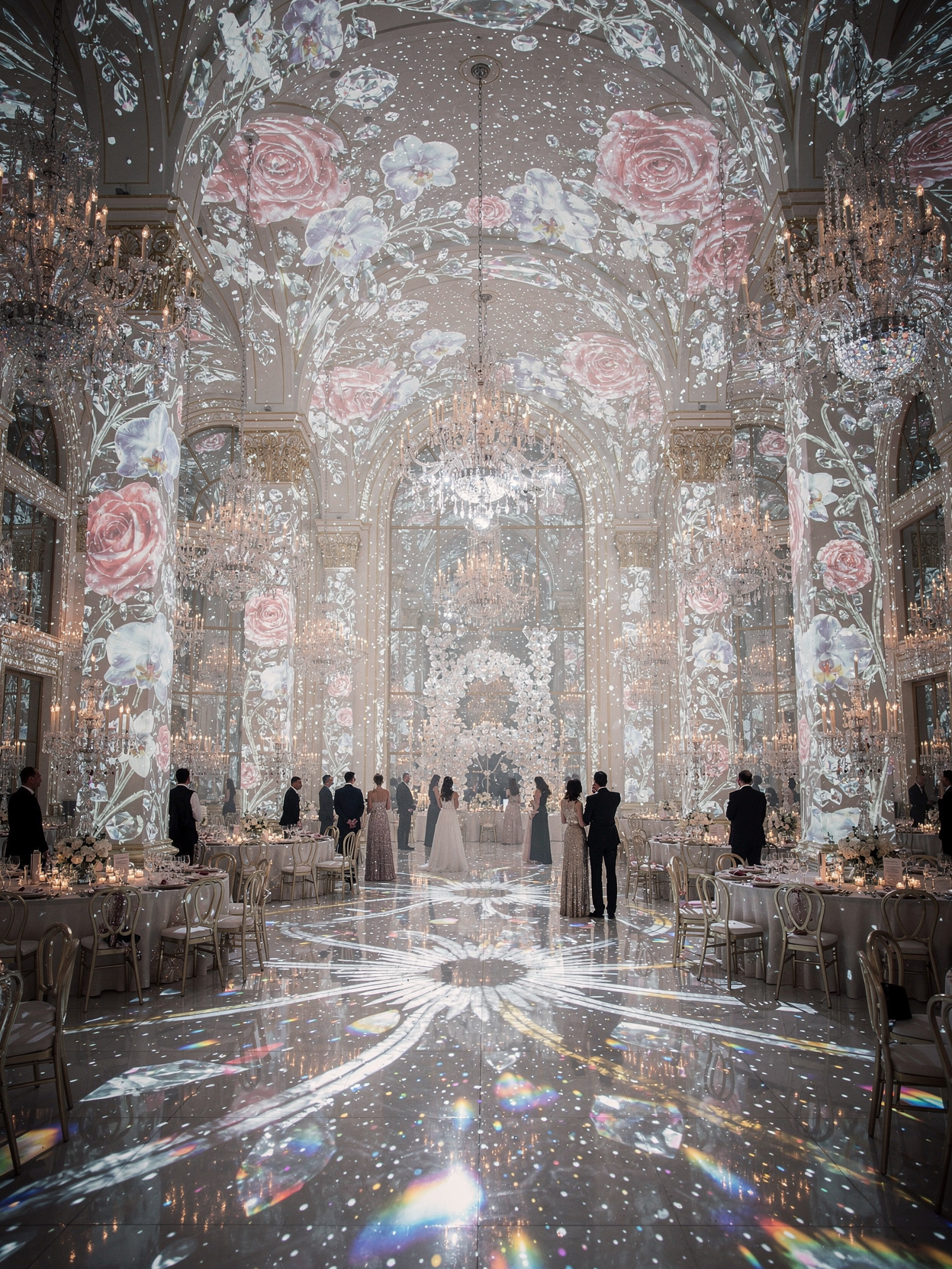 Réception de mariage avec projections murales de paysages oniriques et de cieux étoilés