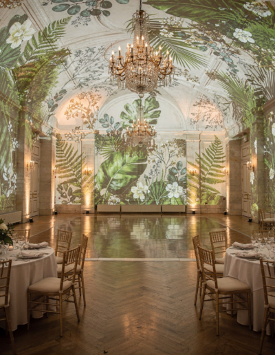 Reception de mariage sous un dome etoile cree par un mapping video panoramique